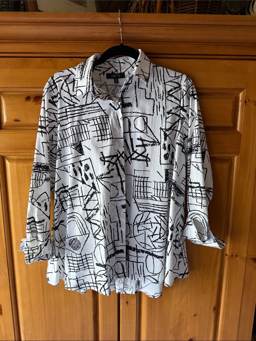 Comfy Abstract Black & White Button-Front Women's Shirt